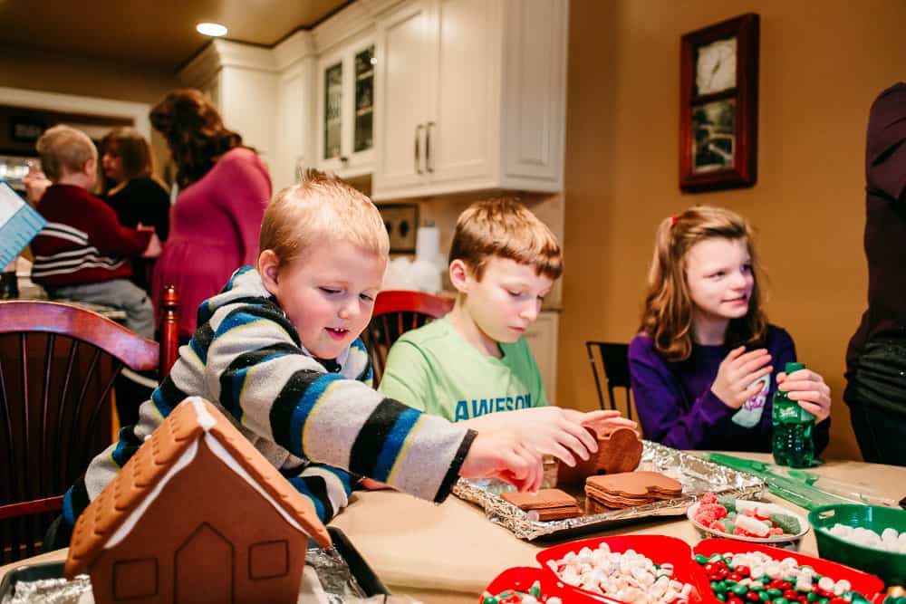 kids decorating gingerbread houses